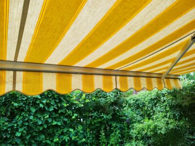 Ein perfekt gespanntes, neues Markisentuch auf einer Terrasse in Haunstetten Siebenbrunn.