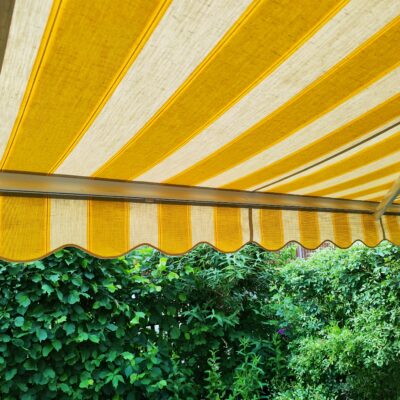 Ein perfekt gespanntes, neues Markisentuch auf einer Terrasse in Haunstetten Siebenbrunn.