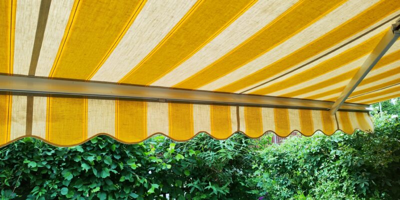 Ein perfekt gespanntes, neues Markisentuch auf einer Terrasse in Haunstetten Siebenbrunn.