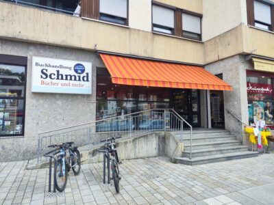 Die attraktive Fassade der Buchhandlung Schmid in Schwabmünchen mit dem frisch montierten Markisentuch.