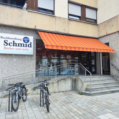 Die attraktive Fassade der Buchhandlung Schmid in Schwabmünchen mit dem frisch montierten Markisentuch.