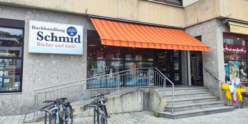 Die attraktive Fassade der Buchhandlung Schmid in Schwabmünchen mit dem frisch montierten Markisentuch.