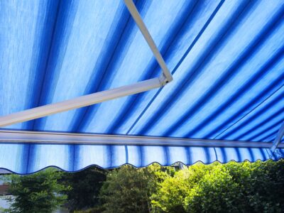 Markisentuch mit blauen Streifen fertig montiert