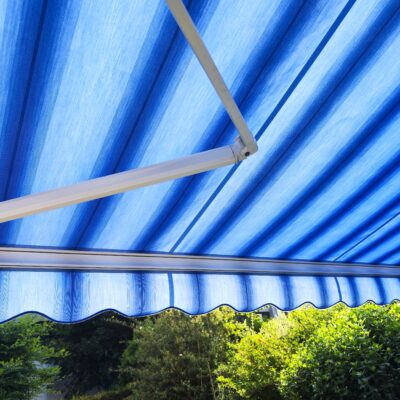 Markisentuch mit blauen Streifen fertig montiert