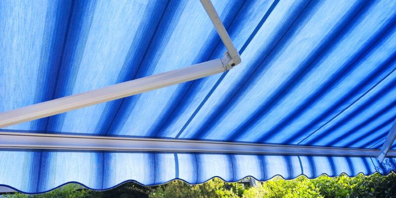 Markisentuch mit blauen Streifen fertig montiert