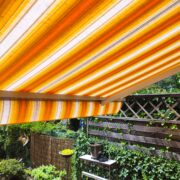 Eine erfolgreich neu bespannte Markise auf einer Terrasse in Gersthofen mit strahlendem Stoff.
