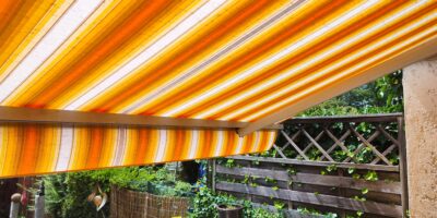 Eine erfolgreich neu bespannte Markise auf einer Terrasse in Gersthofen mit strahlendem Stoff.
