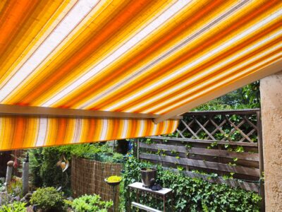 Eine erfolgreich neu bespannte Markise auf einer Terrasse in Gersthofen mit strahlendem Stoff.