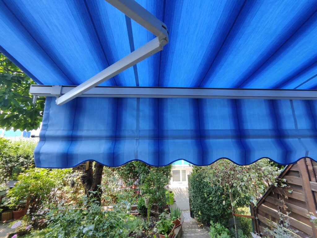 Das neu montierte Markisentuch in blauen Multistreifen wertet das Haus in Lechhausen optisch auf.